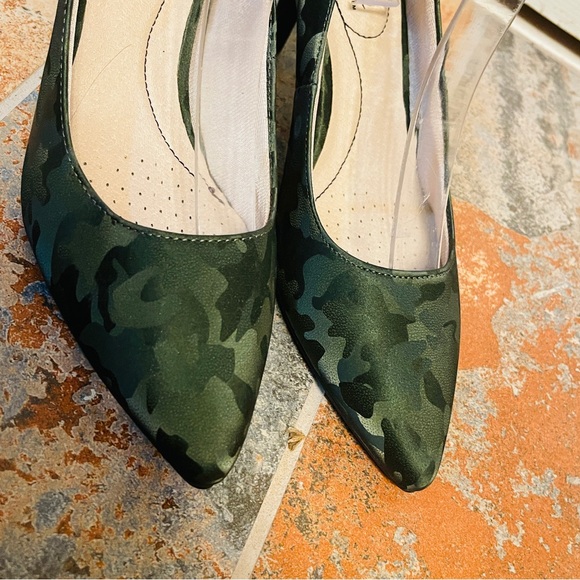 đź‘ NWOB! Fabulously Frisky LifeStride Green Silk Camo Design, Pointed Toe Pumps! - Picture 7 of 16